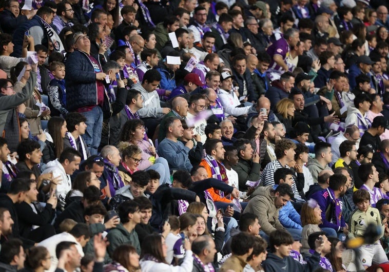 Los aficionados del Real Valladolid tiran los billetes con la cara de Ronaldo.