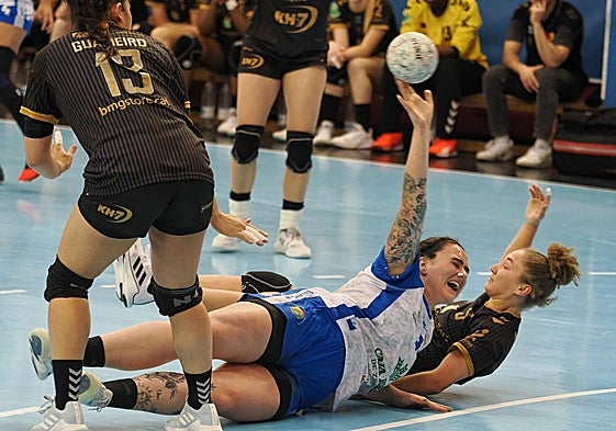 Marcela trata de lanzar desde el suelo.