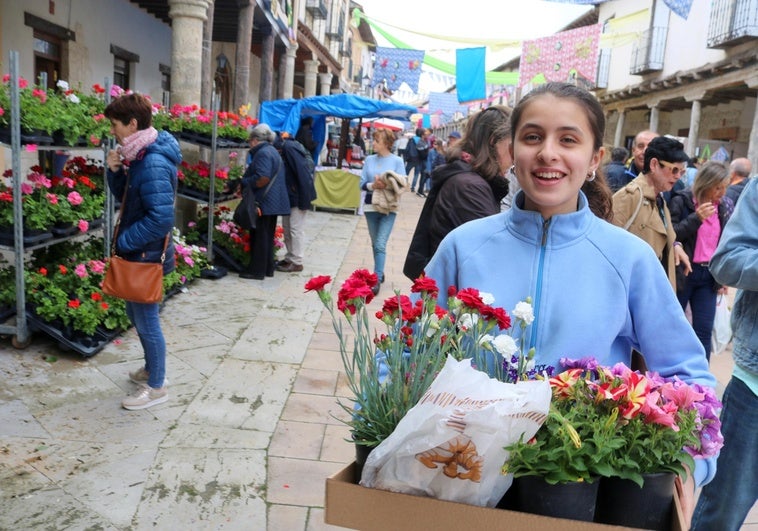 Ampudia se viste de luz y color con motivo del Mercado de la Flor
