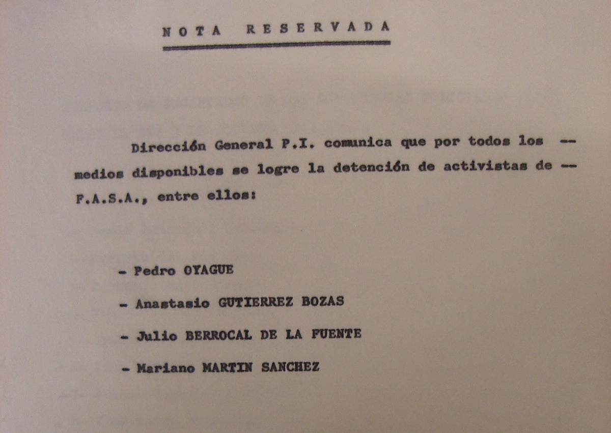 Imagen secundaria 1 - Arriba, Oyagüez, segundo por la izquierda, en la presentación de Tribuna Obrera. Abajo, orden de arresto de octubre de 1974, encabezada por él, y ejemplar de Clarín Obrero, confeccionado por Lucha Obrera, con motivo de las huelgas de FASA-Renault.