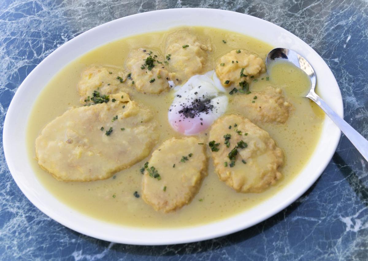 Imagen secundaria 1 - Roberto Chapu disfruta de una caña y unas patatas a la importancia en Los Ilustres.