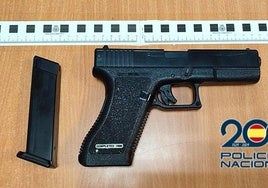 La pistola simulada intervenido al presunto agresor.