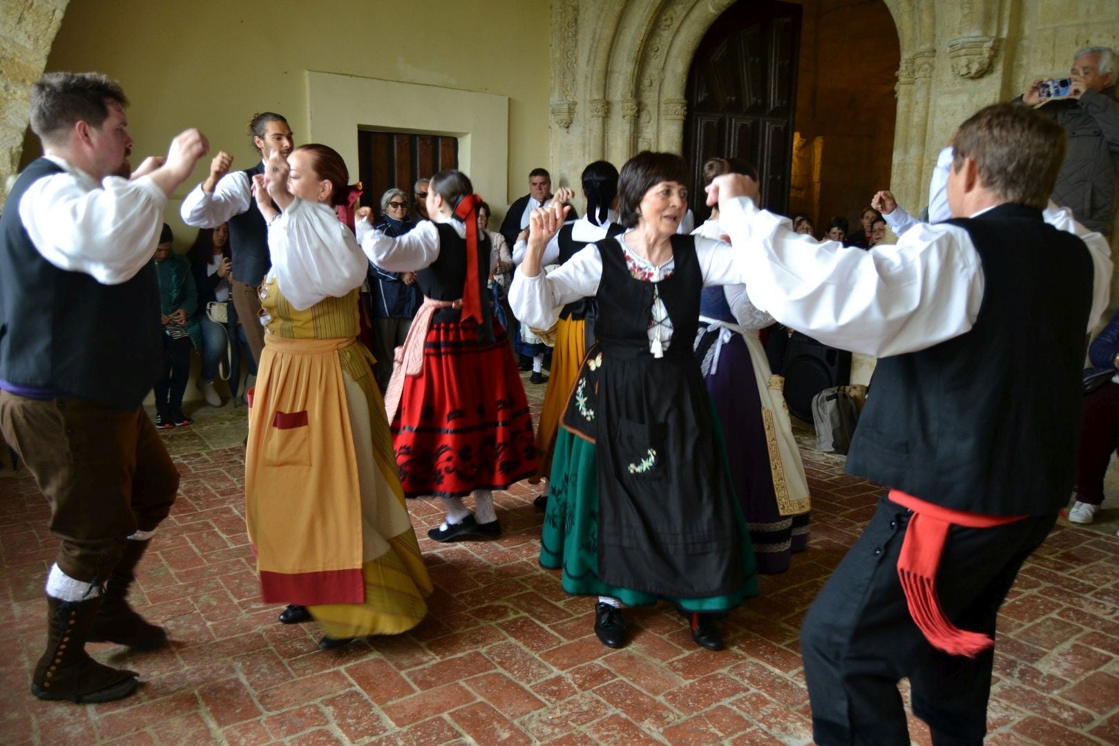 Todos en la ermita de Torre Marte en Astudillo
