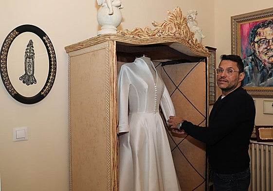 José Martín muestra un traje de novia en su atelier.