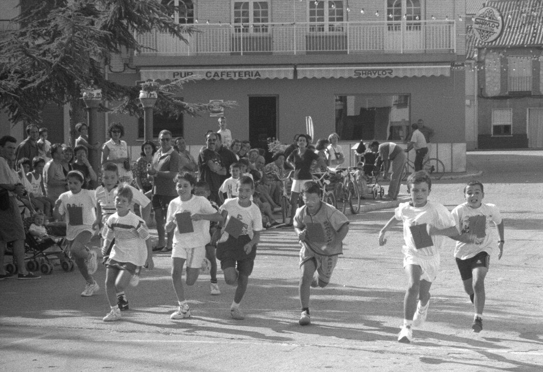 Carrera popular infantil celebrada durante las fiestas de 1997.