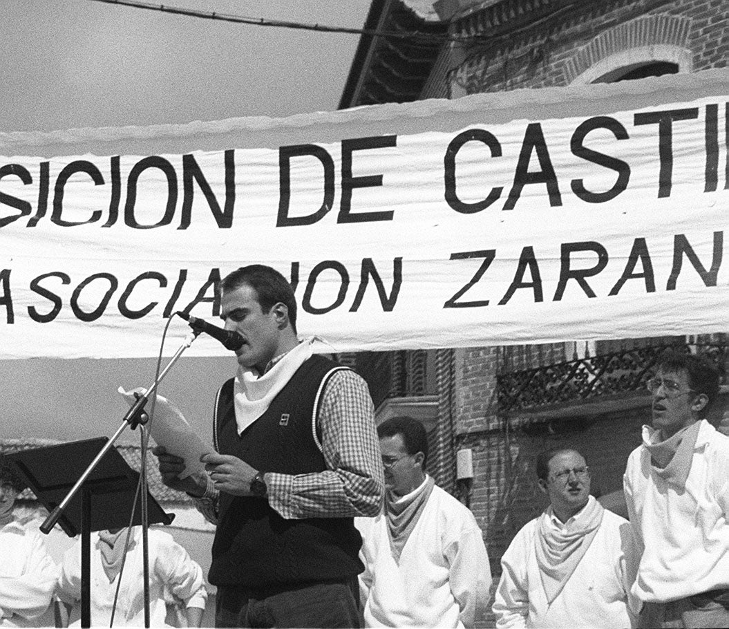 El jugador de baloncesto Lalo García durante la lectura del pregón en la V Exposición de Castilla y León. 23 de abril de 1998.