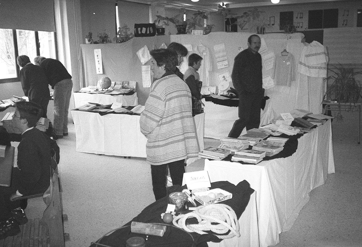 Exposición de la 'Escuela del Ayer' montada en el Colegio Virgen de Sacedón de Pedrajas con motivo de la II Semana Cultural del centro. 19 de abril de 1998.