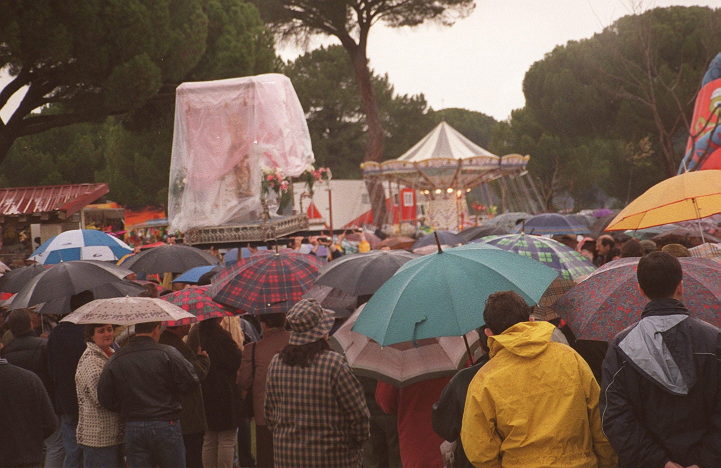 Los romeros tuvieron que resguardarse de la lluvia bajo los paragüas así como a la Virgen de Sacedón en el tradicional Lunes de aguas en la localidad vallisoletana.