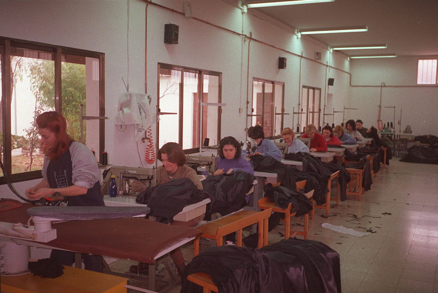 Taller de confección de prendas de vestir en la localidad. 5 de diciembre de 1998.