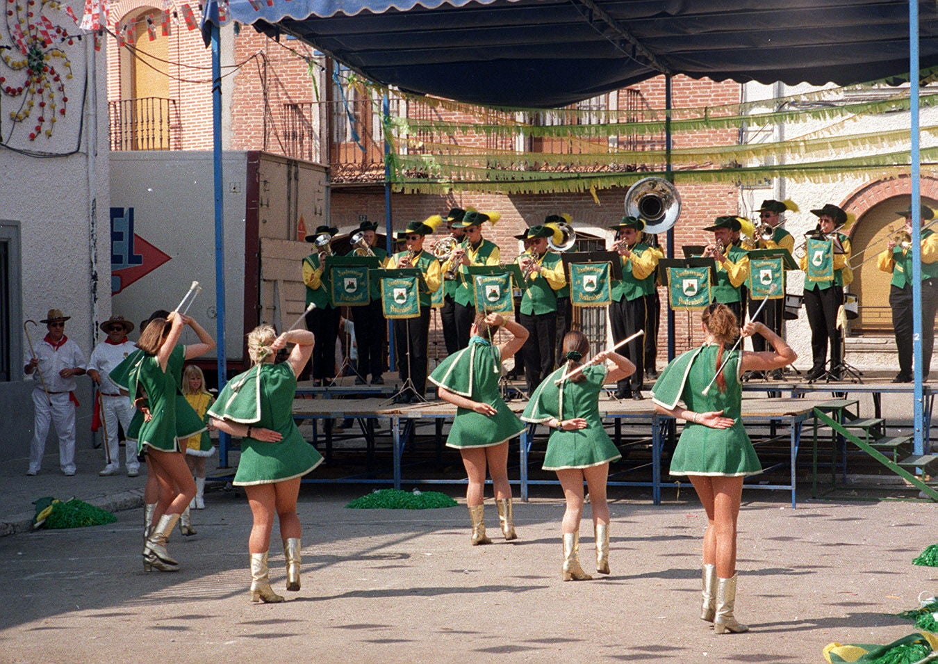 Majorettes durante su actuación en Pedrajas. 3 de septiembre de 1998.