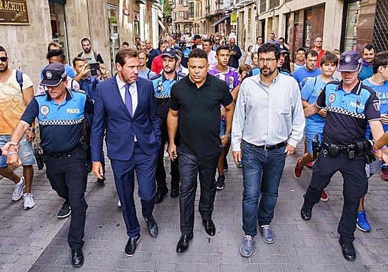 Ronaldo Nazário (centro) junto al entonces alcalde, Óscar Puente (izquierda) y el concejal de deportes en ese momento, Alberto Bustos, el 3 de septiembre de 2018 en pleno baño de masas por las calles de Valladolid tras comprar el club blanquivioleta.