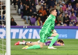 Latasa, en el suelo, se lamenta por una ocasión fallada con Ter Stegen en primer término.