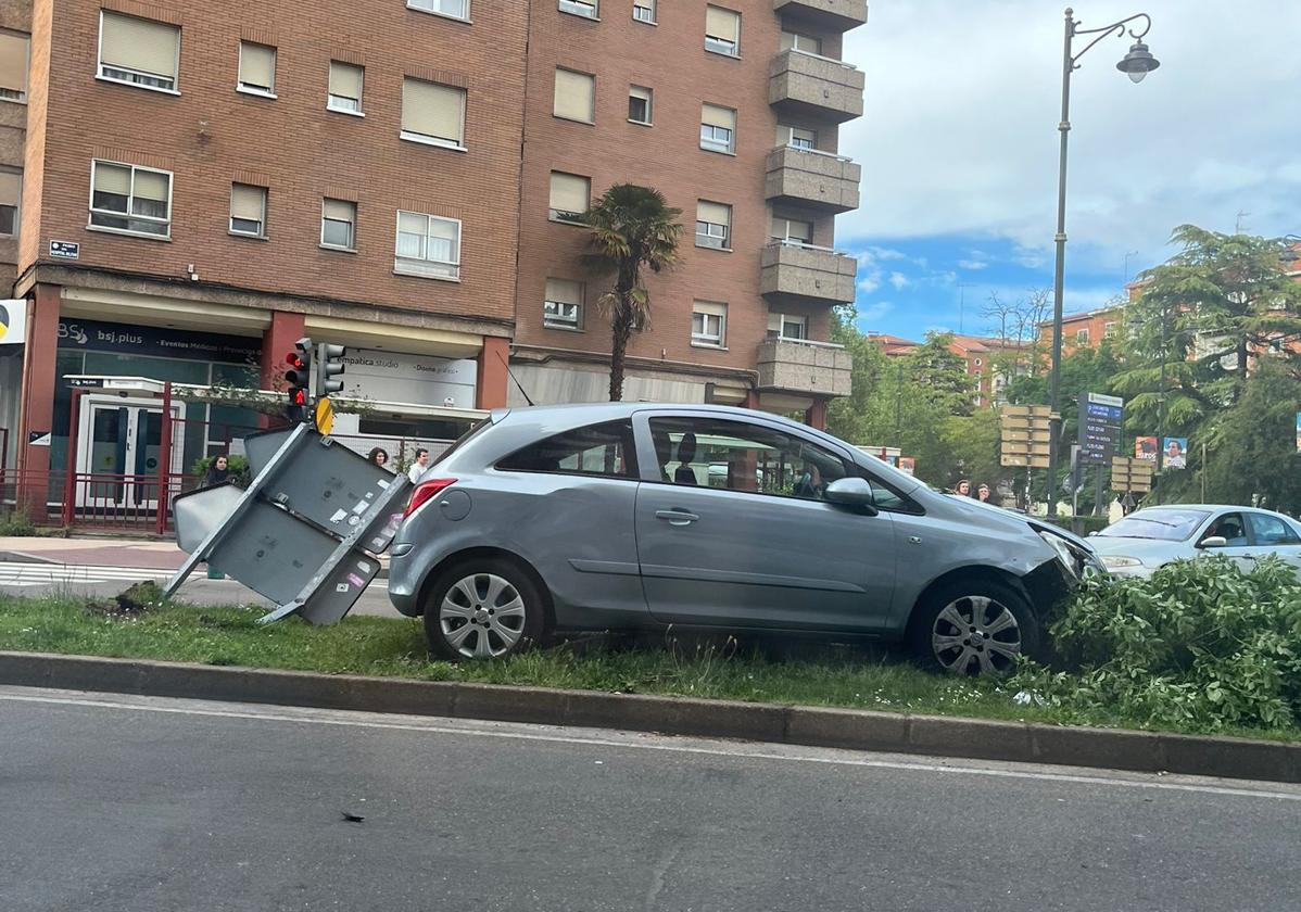 Choca contra una señal tras saltarse la mediana en el puente de Arco de Ladrillo