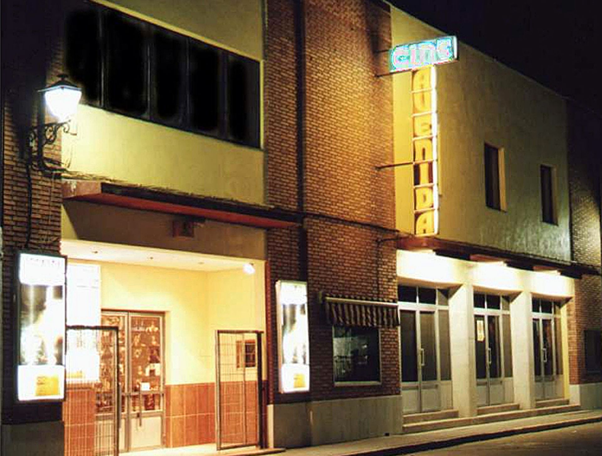 Fachada del histórico cine Avenida en una imagen de 2008.
