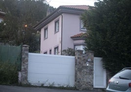 Exterior de la casa donde se han producido los hechos en la zona rural de Oviedo.