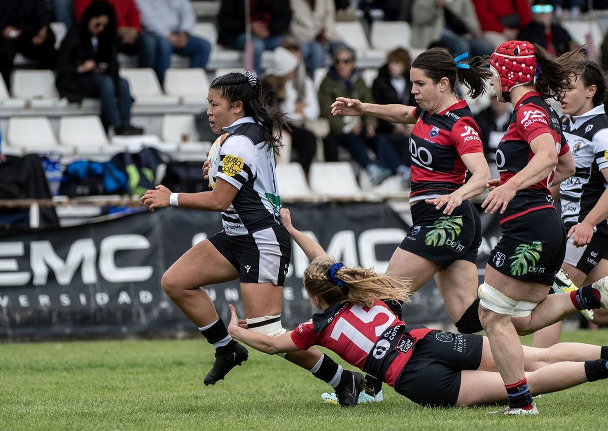 Imagen secundaria 1 - El Colina Clinic da un paso más hacia el título de liga