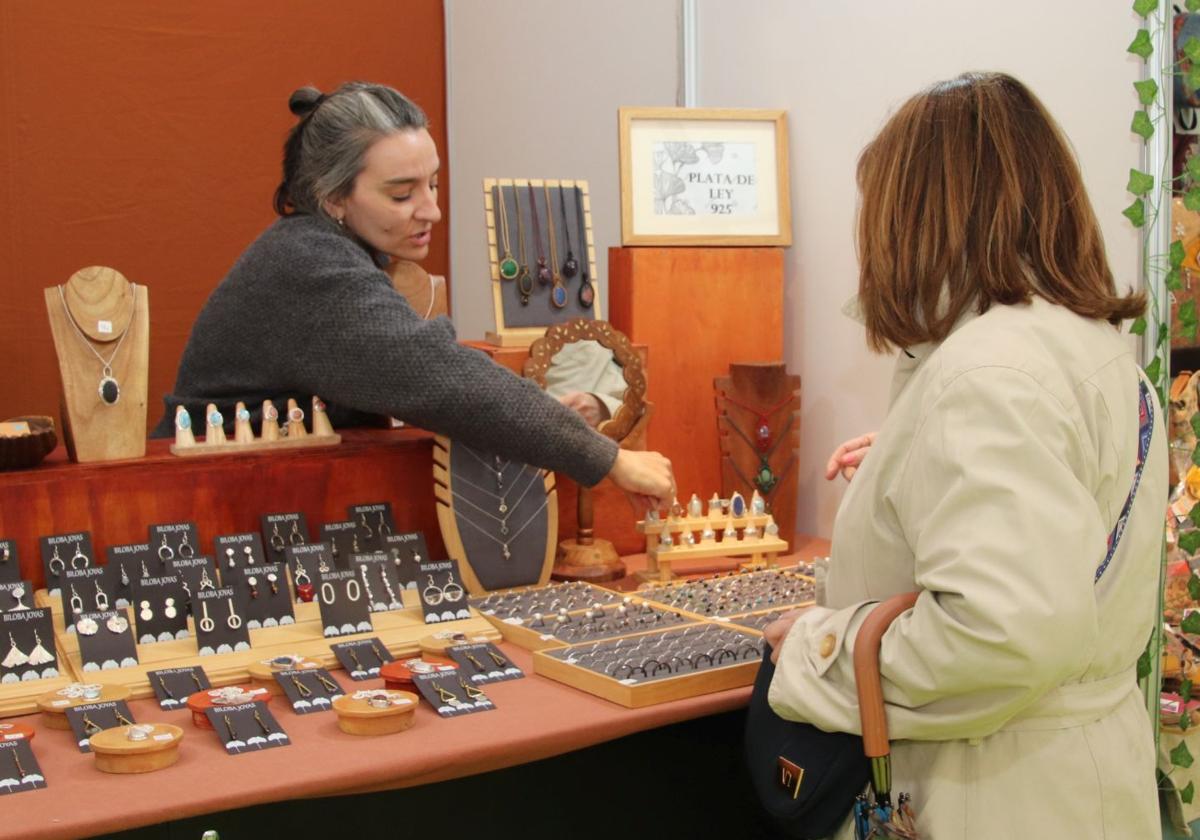 La Feria de Cuéllar aplaude el regreso de la artesanía tras cinco años de ausencia