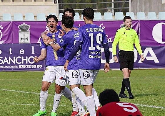 La plantilla del Palencia Cristo celebra uno de los goles ante el Laguna, este domingo en La Balastera.