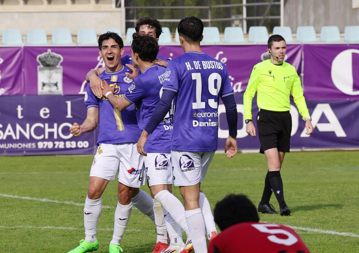 La plantilla del Palencia Cristo celebra uno de los goles ante el Laguna, este domingo en La Balastera.