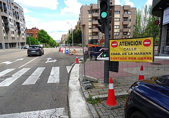 Calle Hernando de Acuña, donde se cortará este lunes el carril derecho.