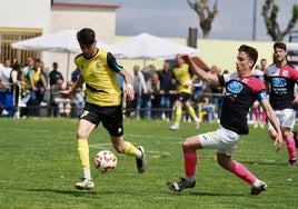 Un jugador del Mojados progresa con el balón controlado.