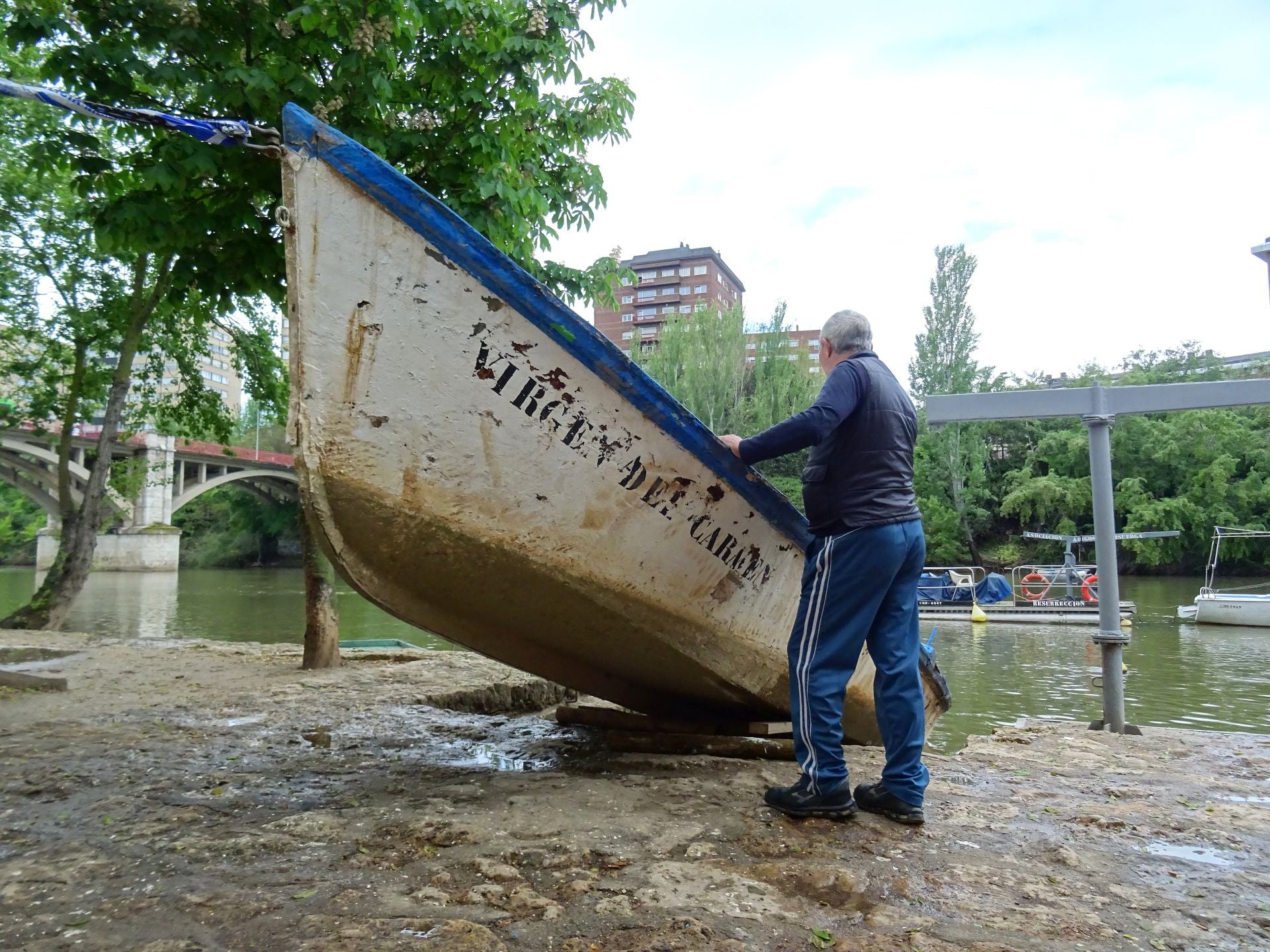 Una manita 'low cost' prolongará la vida útil de la barca de la Virgen del Carmen