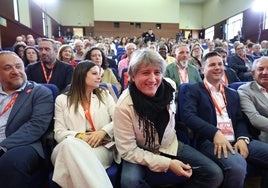 Carlos Martínez, entre Nuria Rubio y Javier Alfonso Cendón, durante el congreso de los socialistas leoneses.