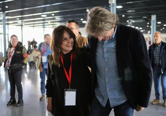 Patricia Gómez Urbán, vicesecretaria del PSOE vallisoletano y nueva portavoz en las Cortes, junto a Carlos Martínez en la Feria de Valladolid.