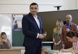 George Simion tras votar en la primera vuelta de las elecciones presidenciales en Rumanía.