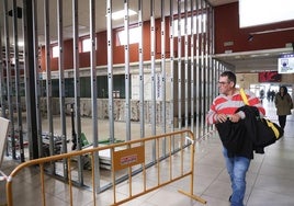 Pasillo provisional para los pasajeros en el lugar enel que se demolerá el núcleo central de taquillas y establecimientos, ya delimitado por perfilería para pladur.