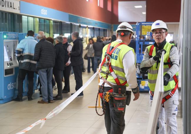 Atención en el punto de venta automático de Alsa mientras los operarios continúan con las labores de rehabilitación.