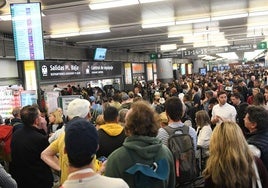 Pasajeros en la estación de Atocha afectados en el servicio de alta velocidad por el robo de cable en la provincia de Toledo.