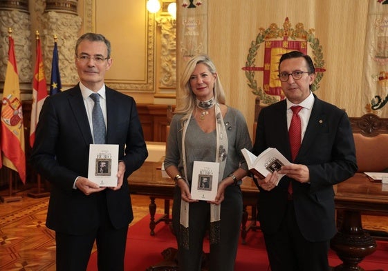 Ricardo Martín de la Guardia, catedrático de Historia de la UVa; Irene Carvajal, concejala de Educación y Cultura, y Javier Burrieza, historiador y autor del libro.