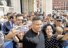 Ronaldo Nazário se hace una foto con una aficionada a su llegada a Valladolid.