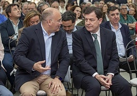 Alfonso Fernández Mañueco conversa con el portavoz del Grupo Parlamentario Popular en el Congreso de los Diputados, Miguel Tellado