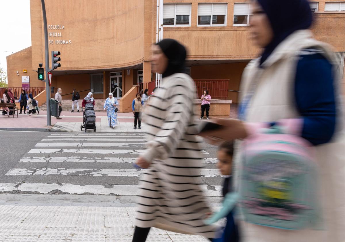 Varias personas caminan por General Shelly, frente a la Escuela de Idiomas, en Delicias.
