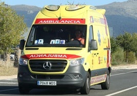 Ambulancia del servicio de emergencias 112 en una carretera de Segovia.