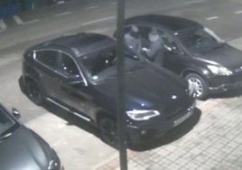 Los dos sospechosos se acercan a un BMW estacionado en Rueda, aunque el sistema antirrobo evitó la sustracción.