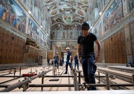 Operarios en los trabajos de los preparativos en la Capilla Sixtina.