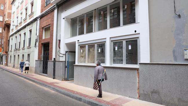 Imagen después - La tienda de electricidad, en 2017, y el aspecto actual de la misma.