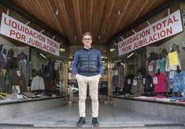 José María García Pérez, en la puerta de su negocio, Almacenes Garpe.