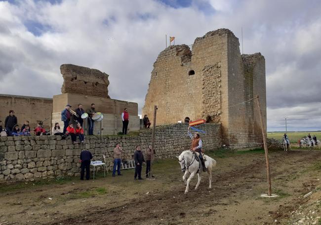 Carrera de cintas a caballo celebrada en la localidad.