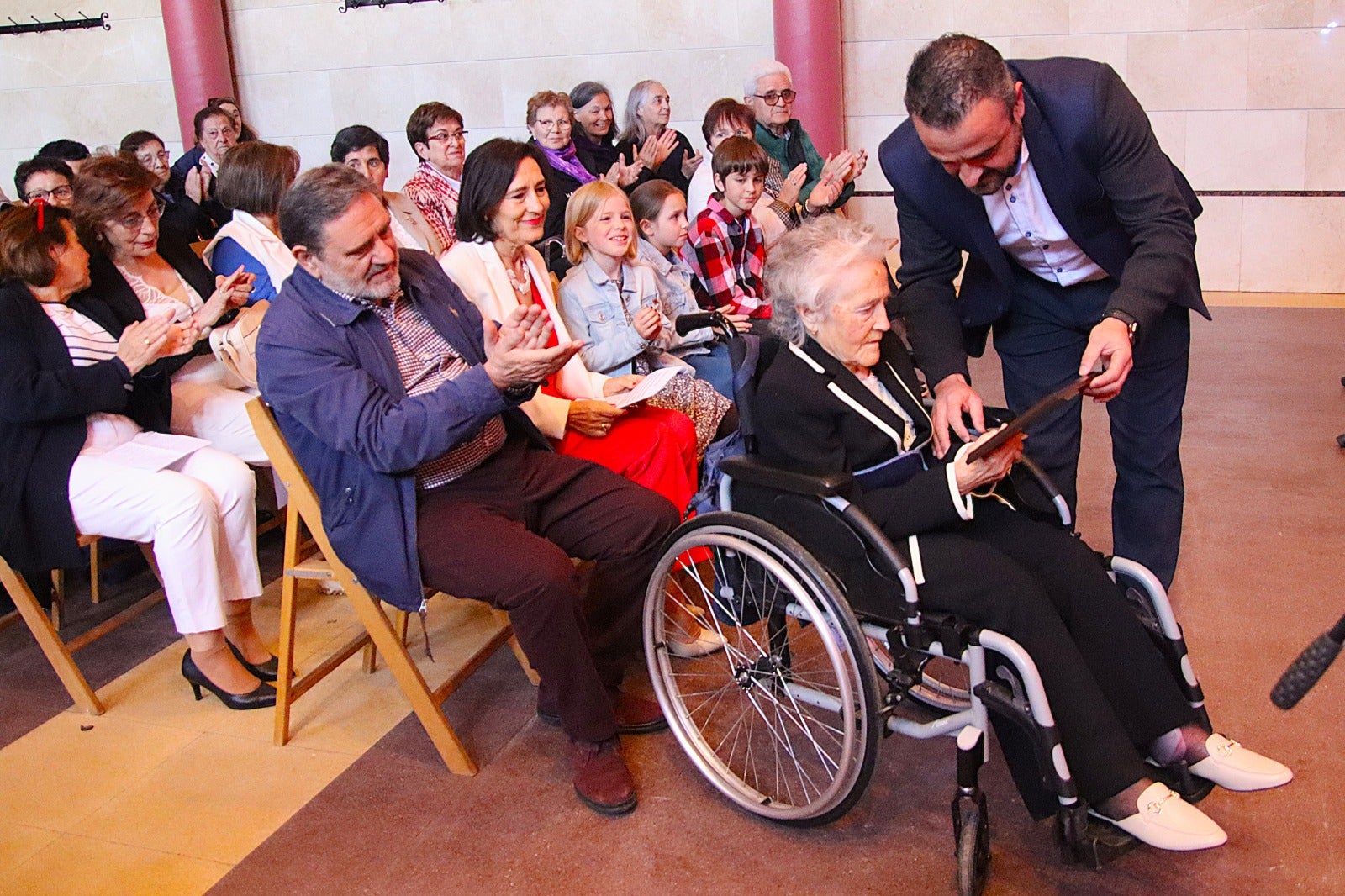 Teresa Mancho Cuadrado, de 93 años, recibe el homenaje de Villabrágima