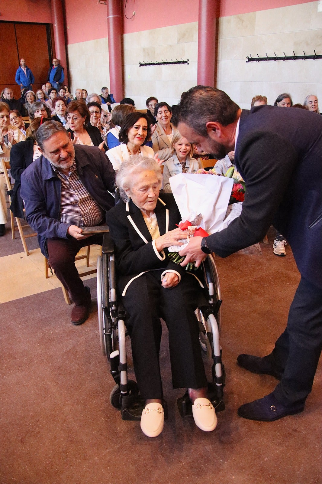 Teresa Mancho Cuadrado, de 93 años, recibe el homenaje de Villabrágima