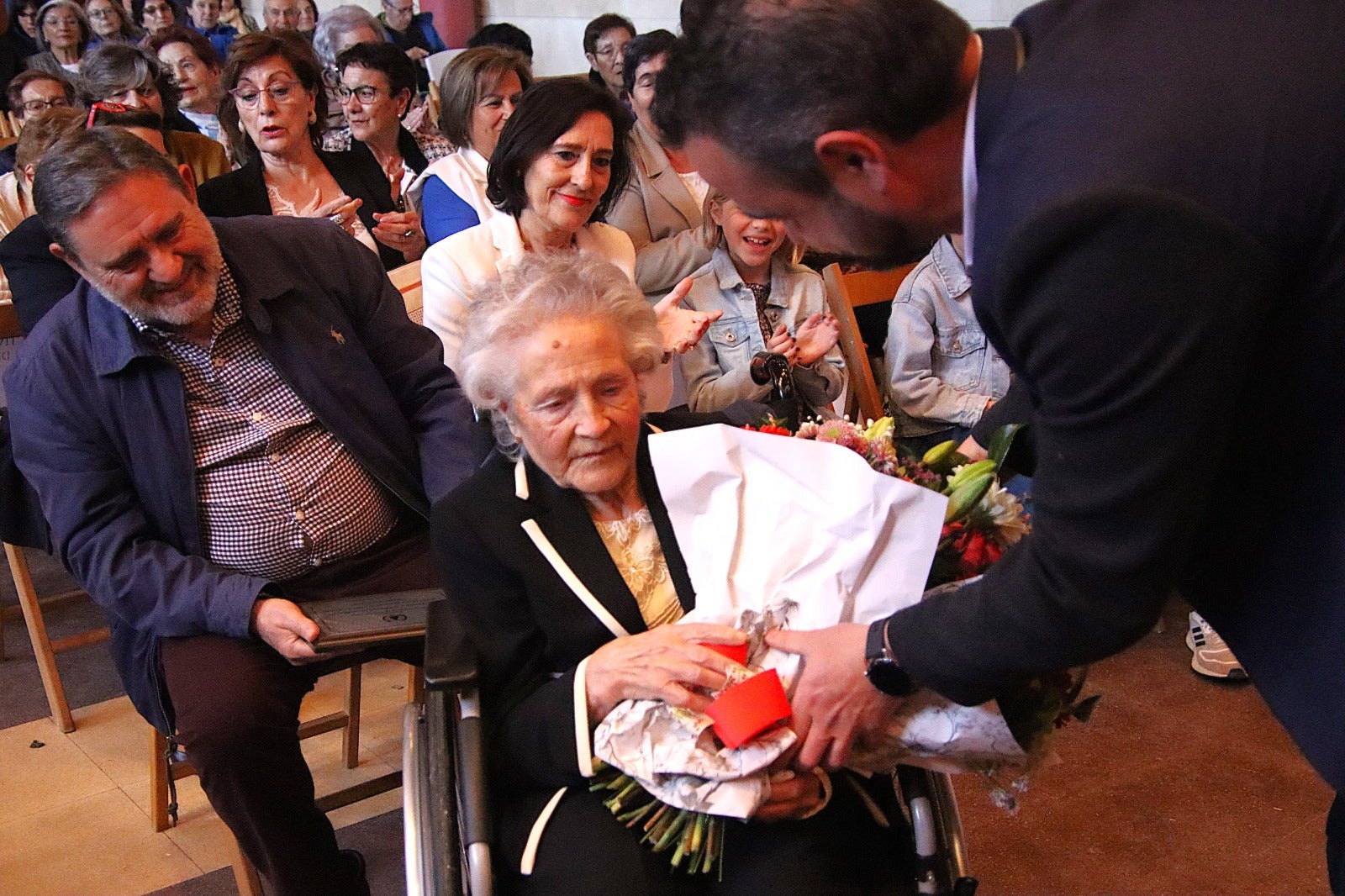 Teresa Mancho Cuadrado, de 93 años, recibe el homenaje de Villabrágima