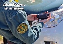 Imagen de uno de los agentes del SEPRONA con el visor térmico prohibido para la caza.