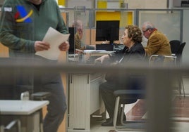 Contribuyentes y funcionarios de la Agencia Tributaria en las oficinas de la AEAT.