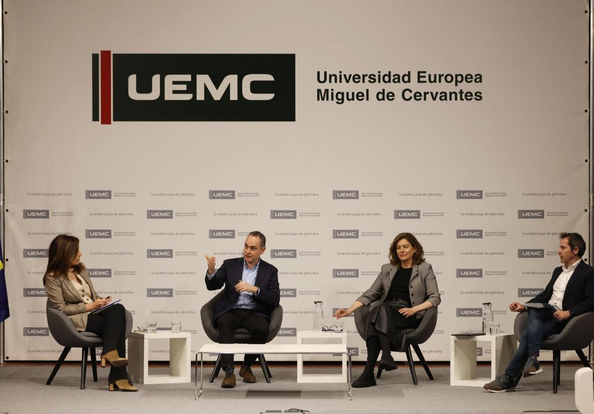 Pedro Baños y Miriam González apelan al papel «sagrado» del periodismo