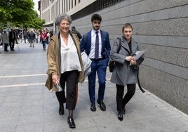 Las dos letradas de Óscar Sanz, a la salida de los juzgados.