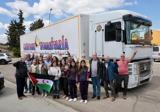 Integrantes de la asociación Amigos del Pueblo Saharaui, junto al camión con material que viajará a los campamentos de refugiados.